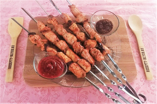 Пожарить маринованное мясо на шампурах, подавать с аджикой и томатным соусом.