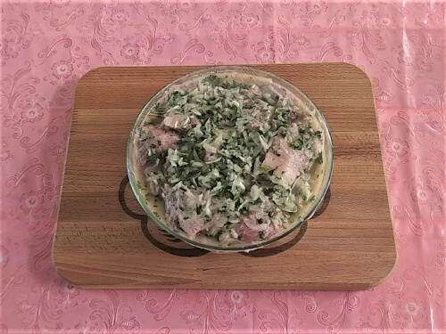 Все тщательно вымешать руками, покрыть плёнкой, убрать мариноваться минимум на 10 часов. Все тщательно вымешать руками, покрыть плёнкой, убрать мариноваться минимум на 10 часов.