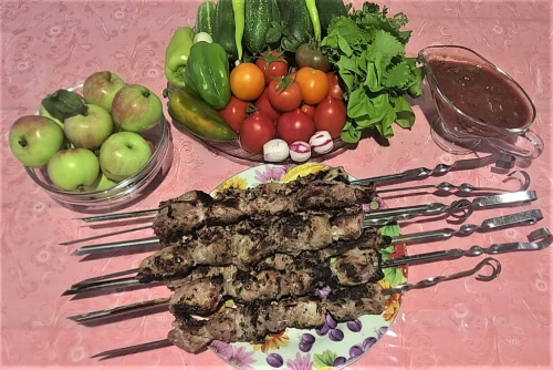 Пожарить мясо на шампурах, готовый шашлык подавать с овощами, зеленью и всеми дарами со своего огорода. Пожарить мясо на шампурах, готовый шашлык подавать с овощами, зеленью и всеми дарами со своего огорода.