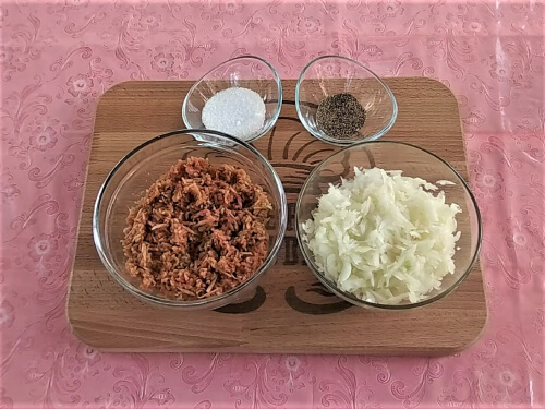 Натереть на крупной тёрке яблоки, лук и чеснок. Натереть на крупной тёрке яблоки, лук и чеснок.