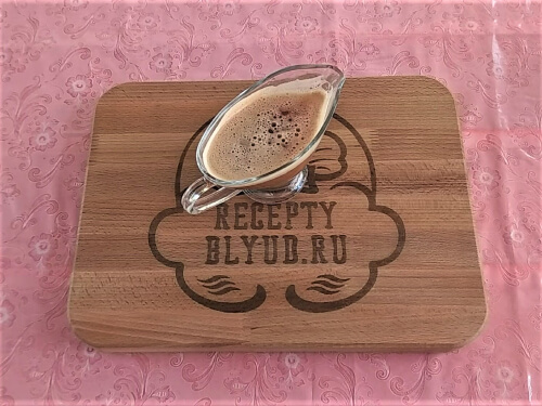 С помощью марли выжать сок с натёртых яблок. С помощью марли выжать сок с натёртых яблок.