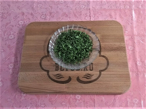 Нарезать зелень. Нарезать зелень.