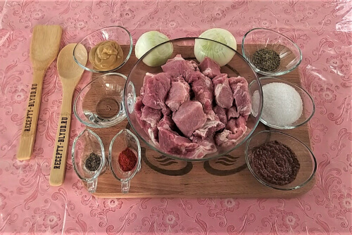 Мясо порезать на крупные аппетитные кусочки.