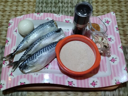 Скумбрию разморозить, разрезать по брюшку, выпотрошить, промыть, обсушить. Лук почистить. Скумбрию разморозить, разрезать по брюшку, выпотрошить, промыть, обсушить. Лук почистить.