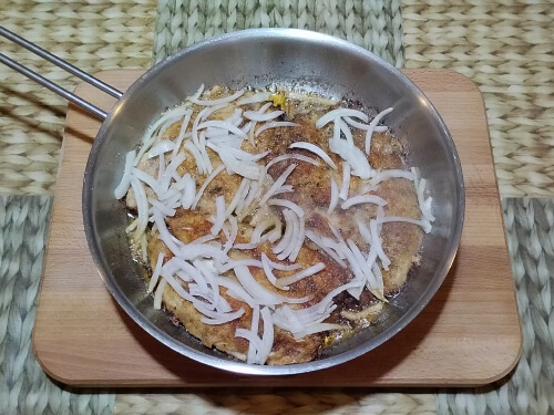 Добавить к рыбе нарезанный лук и воду, закрыть крышкой, потушить на медленном огне 10 минут. Добавить к рыбе нарезанный лук и воду, закрыть крышкой, потушить на медленном огне 10 минут.