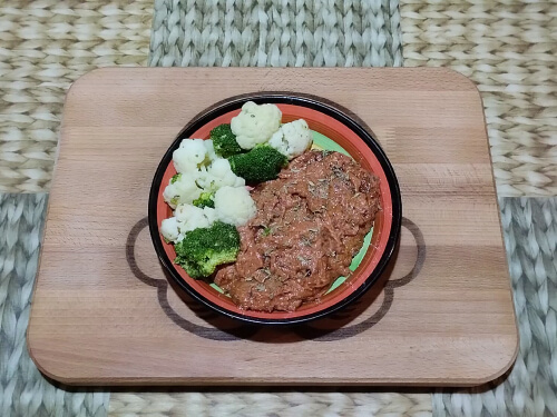 Готовую скумбрию тушеную в соусе, можно подавать с любым гарниром или как самостоятельное блюдо. Готовую скумбрию тушеную в соусе, можно подавать с любым гарниром или как самостоятельное блюдо.