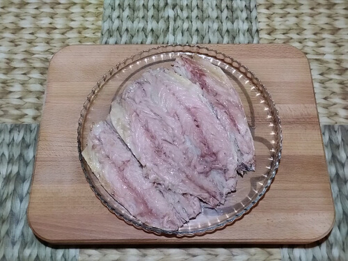 Рыбу развернуть на две половины, очистить от костей. Рыбу развернуть на две половины, очистить от костей.