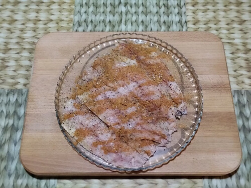 Скумбрию посыпать приправами, подсолить. Скумбрию посыпать приправами, подсолить.