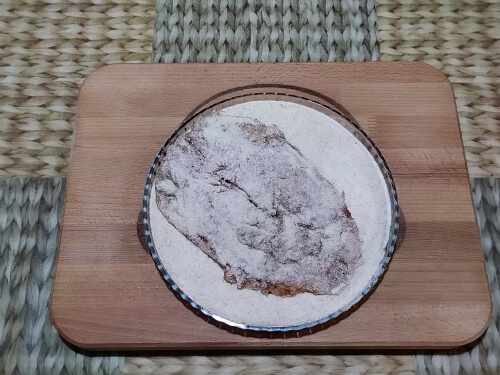 Рыбу запанировать в сухарях с двух сторон. Рыбу запанировать в сухарях с двух сторон.