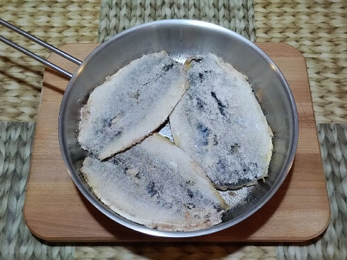 Выложить в сковороду с раскалённым маслом. Выложить в сковороду с раскалённым маслом.