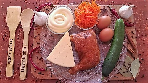 Приготовить продукты для салата. Отварить яйца вкрутую, помыть огурец.