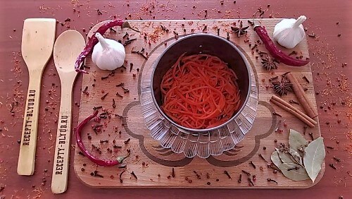 Выложить слой морковки по-корейски.