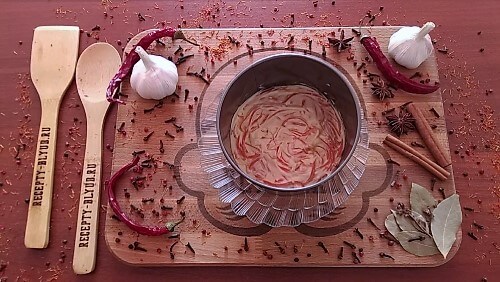 Смазать майонезом.