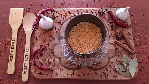 Выложить натёртые яйца.