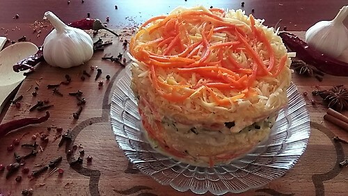 Готовый салат убрать в холодильник на 1 час.