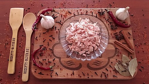 Окорочок очистить от кожи и костей, нарезать кубиком.