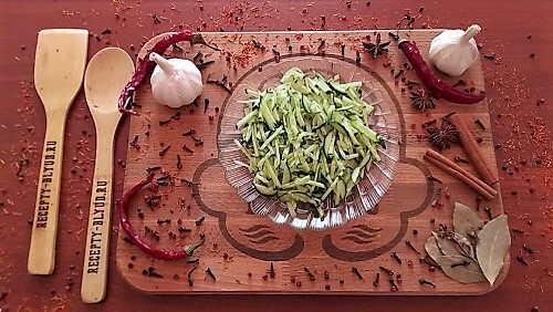 Огурец нарезать соломкой.