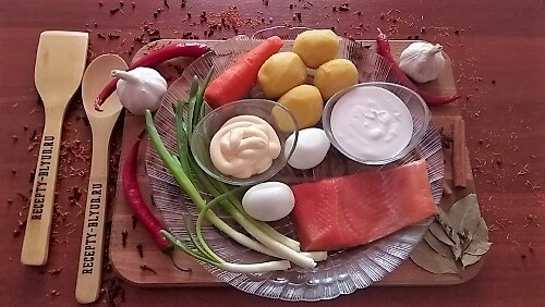 Подготовить продукты для салата. Овощи отварить, остудить, очистить от кожуры. Яйца сварить, очистить.