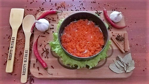 Выложить натёртую морковь.