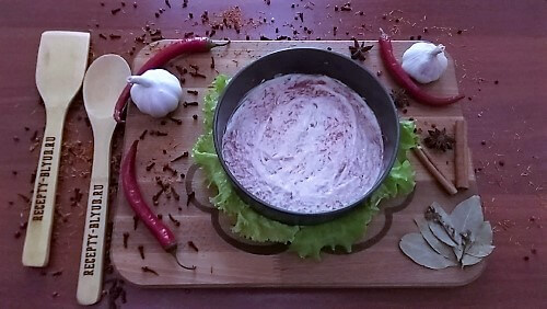 Смазать соусом.