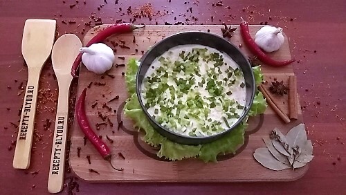 Посыпать сверху зелёным луком.