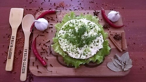 Убрать кулинарное кольцо. Украсить салат зеленью.