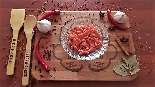 Сёмгу нарезать кусочками.