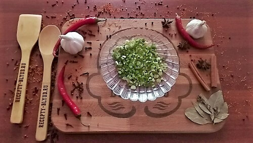 Нарезать зелёный лук.