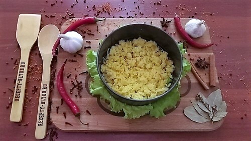 На плоскую тарелку разложить листья салата, установить кулинарное кольцо. Выложить первый слой картофеля.