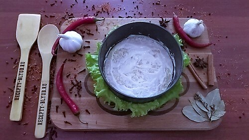 Смазать соусом из сметаны и майонеза.