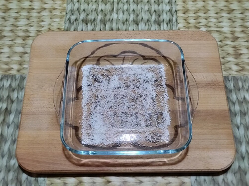 На дно посуды разложить оставшуюся смесь соли и сахара.