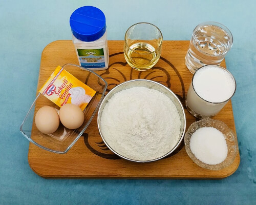 Подготовить все необходимые продукты. Воду вскипятить, муку просеять.