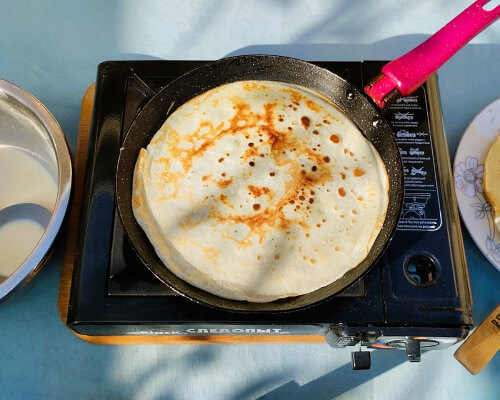 Обжарить блины с двух сторон на среднем огне, переворачивая с помощи широкой лопатки.