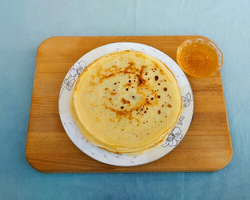 Готовые блинчики подавать с разными сиропами, мёдом, вареньем, растопленным сливочным маслом, сметаной, икрой и слабосоленой сёмгой.