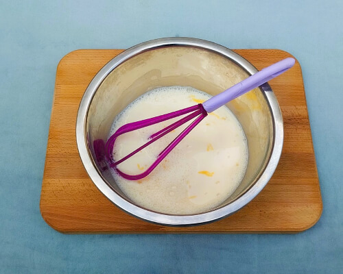 Влить кипяток в молочно-яичную смесь.