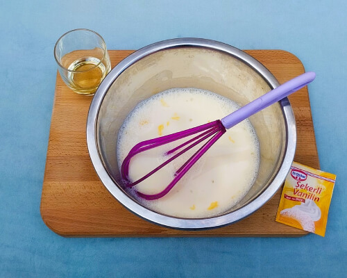 Добавить растительное масло и ванилин.