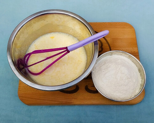 Помешивая основу постепенно добавить муку.