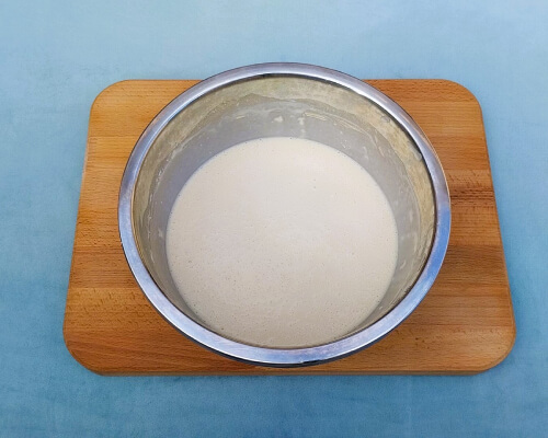 Довести тесто до консистенции кефира или жидкой сметаны.