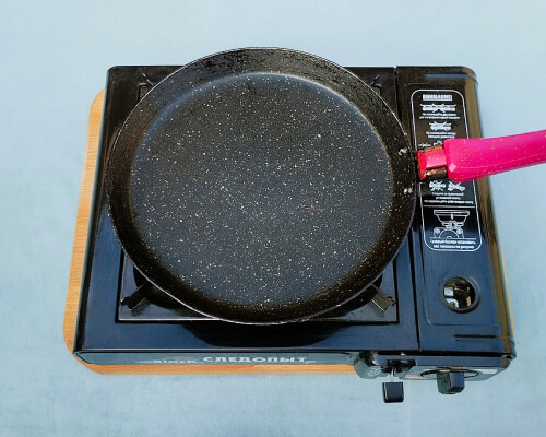 Сковороду слегка смазать маслом, хорошо нагреть.