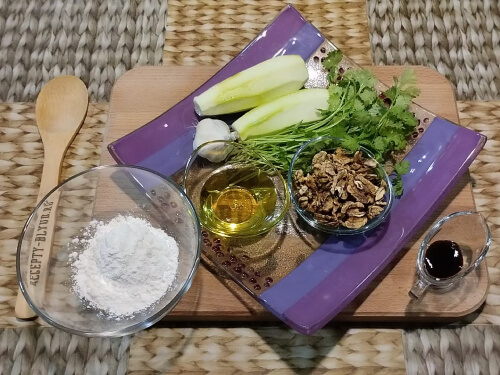 Подготовить ингредиенты. Кабачки очистить от кожуры, зелень помыть, орехи очистить от скорлупы. Подготовить ингредиенты. Кабачки очистить от кожуры, зелень помыть, орехи очистить от скорлупы.