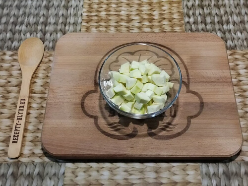 Кабачки нарезать кубиками. Кабачки нарезать кубиками.