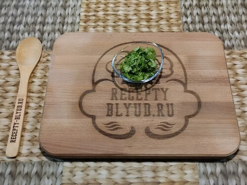 Кинзу нарезать. Кинзу нарезать.