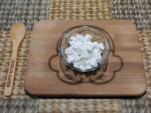 Нарезанные кубиком кабачки обвалять в крахмале. Нарезанные кубиком кабачки обвалять в крахмале.