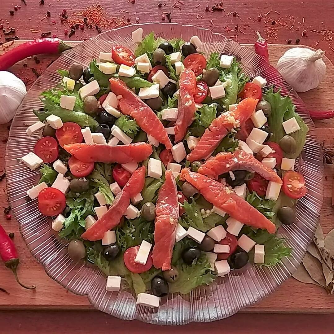 Салат с сёмгой, салатом фризе оливками и брынзой
