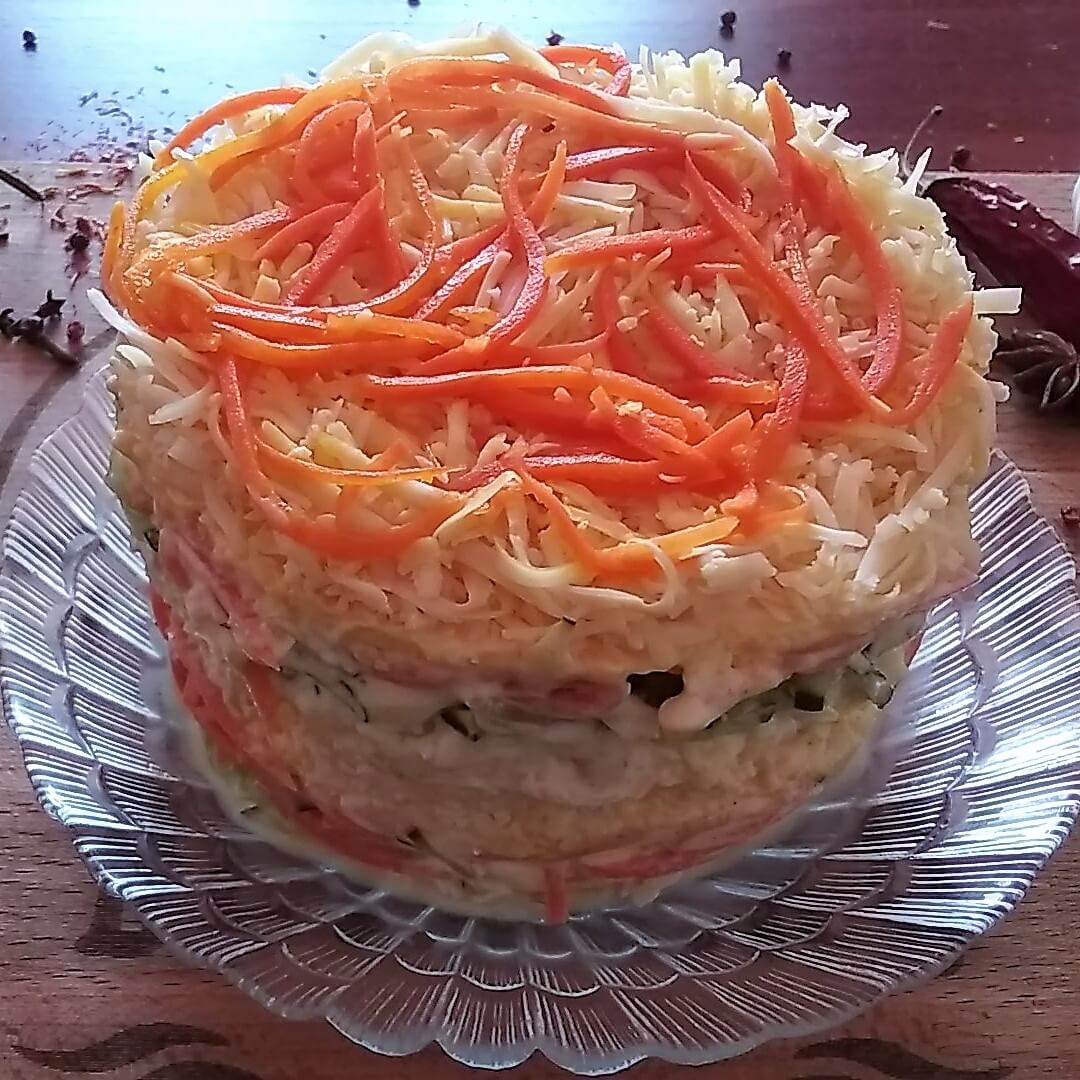 Слоёный салат с копчёной курицей, корейской морковью и огурцом
