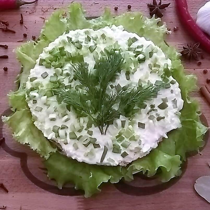 Слоёный салат с сёмгой яйцом и зелёным луком